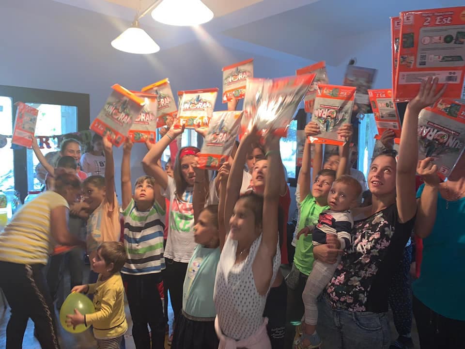 Copii la activități educaționale în centrul de zi al Asociației Șansa Ta